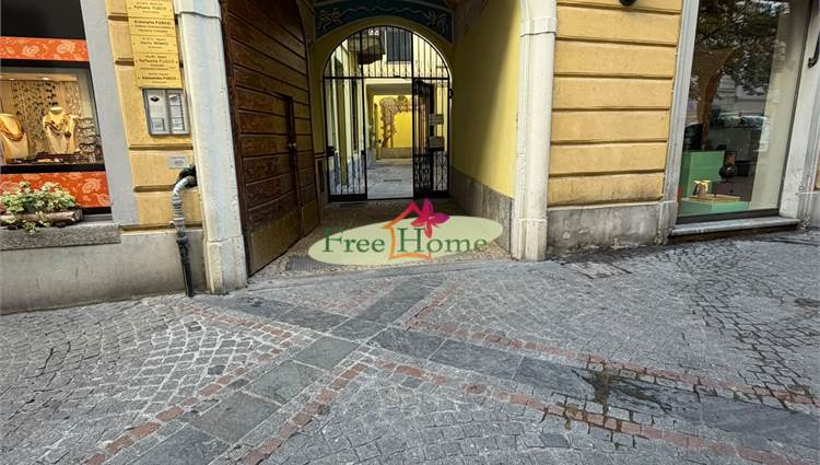 Ingresso del palazzo su Via Albuzzi